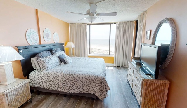 Dog Friendly, New beds, Master bedroom on Gulf Free Golf and Activities Daily