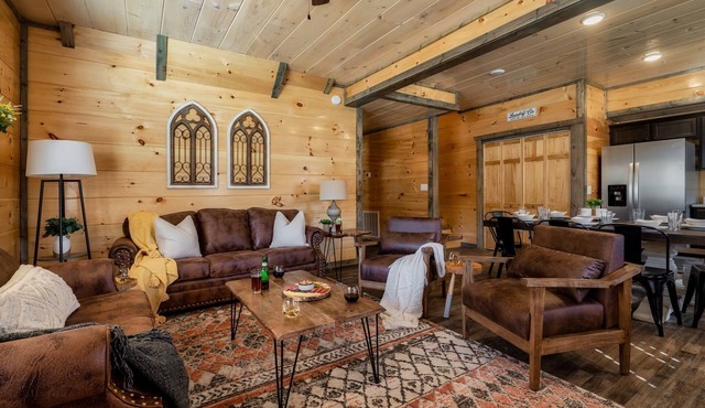Dog Friendly New Cabin w/Hot Tub, Game Room & 4-miles to Dollywood