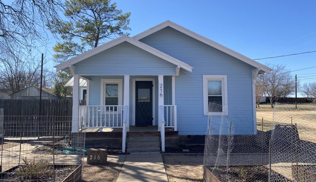 Dog friendly NON SMOKING Cottage 1 block from Town Square