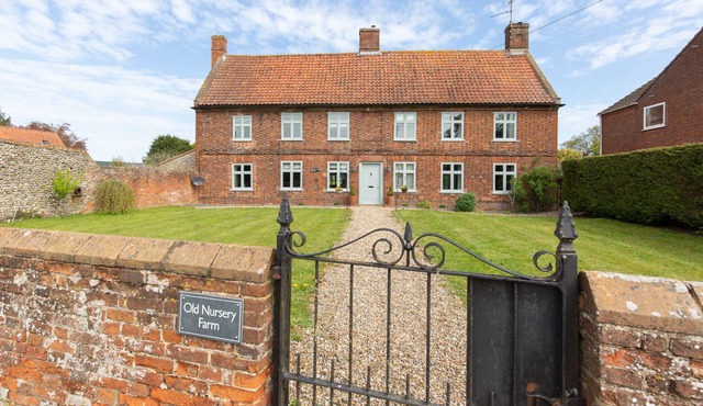 Dog friendly Norfolk farmhouse with private pool, hottub & sauna