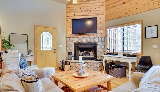 Dog-Friendly Nutrioso Cabin w/Wraparound Porch!