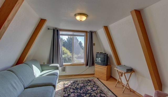 Dog-Friendly Oceanfront Chalet with Beach Access and Amazing Views