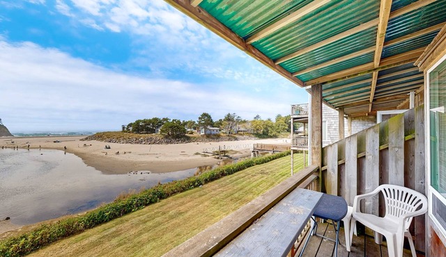 Dog friendly oceanfront condo with beach access and Proposal Rock view