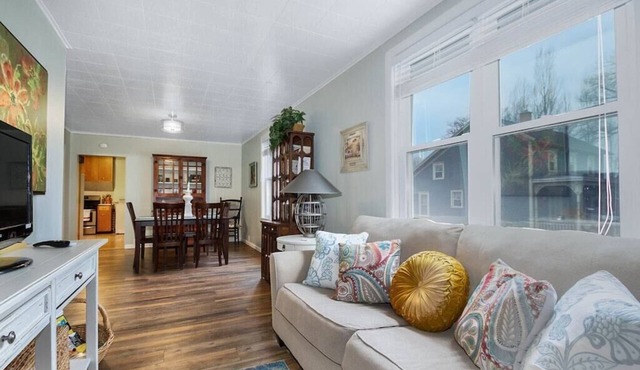 Dog friendly one bedroom home close to everything!