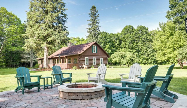 Dog-Friendly Park Falls Cottage w/5 Acres & Lake