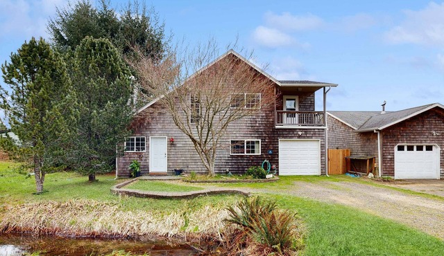 Dog-friendly peaceful sanctuary with private hot tub, foosball, fireplace, W&D