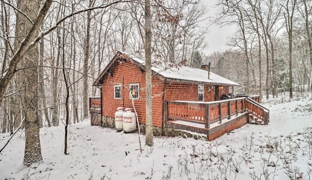 Dog-Friendly Poconos Cabin about 15 Mi to Skiing!