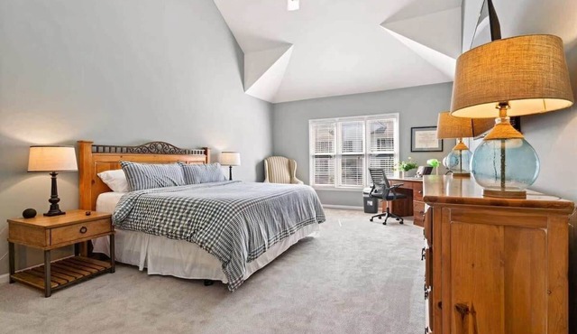 Dog Friendly|Pool|King Bed|EV Charger|Townhome