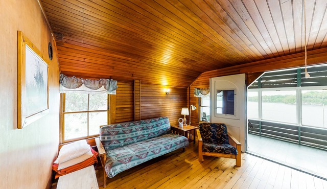 Dog-friendly, porch, kayaks, & million dollar views - right on the water