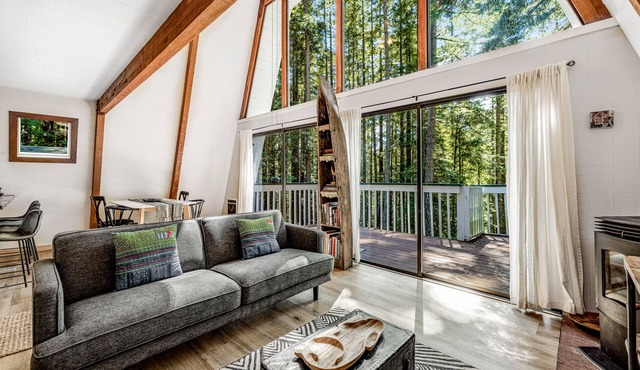 Dog-friendly private getaway close to Anchor Bay Beach, Gualala River and more