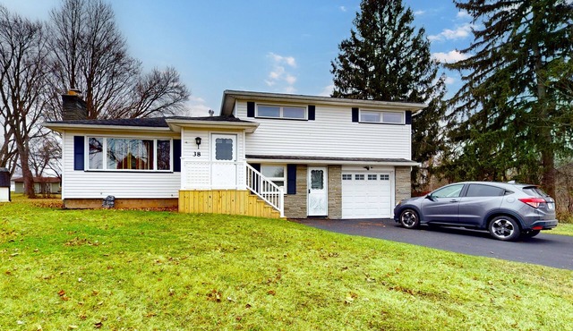 Dog-friendly private home with large yard, well-equipped kitchen, W/D, & AC