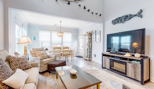 Dog-friendly resort townhouse w/shared sauna, fireplace, basketball/tennis court