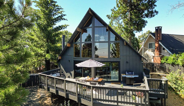 Dog-Friendly Retreat w/Pickleball,Sauna + Hot Tub