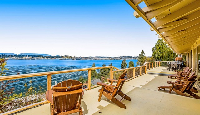 Dog-friendly retreat - huge deck w/panoramic sound views & jetted tub
