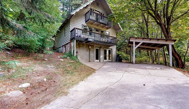 Dog-friendly retreat with mountain views, private hot tub & game room