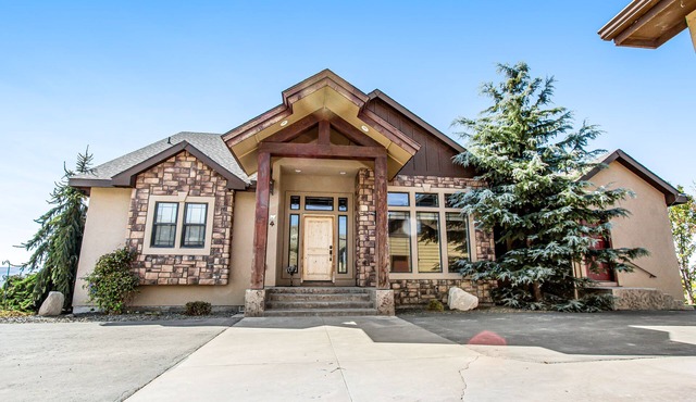 Dog-Friendly Retreat on Vineyard w/Deck, Enclosed Yard & Fast WiFi