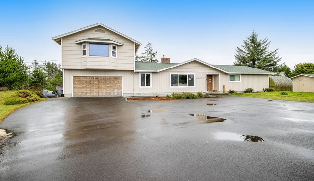 Dog-friendly retreat near the beach with large yard, WiFi, deck & full kitchen