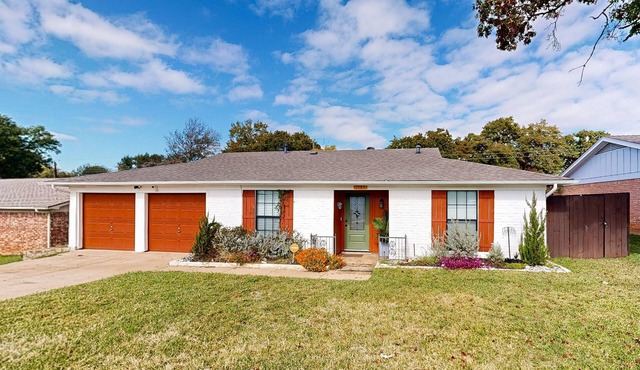Dog-friendly retreat with oasis yard, amazing pool, tropical bar, & firepit