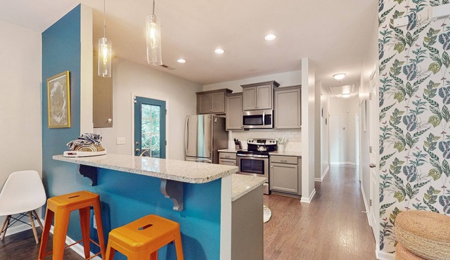 Dog-friendly retreat with a firepit, patio, washer/dryer, & AC
