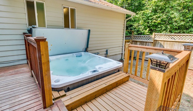 Dog-friendly retreat with private hot tub, firepit and fenced backyard