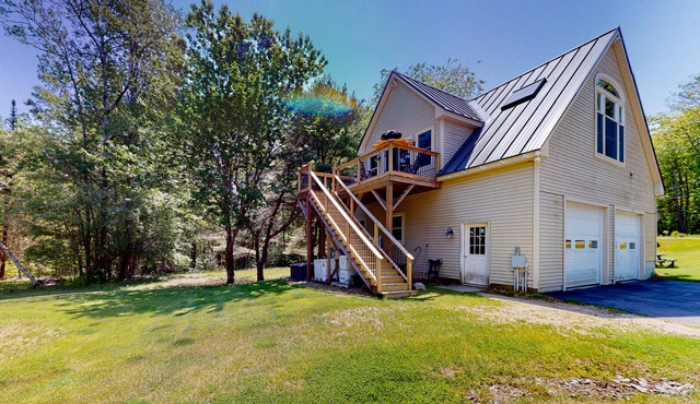 Dog-friendly riverfront studio with pool table, grill, deck, kayaks, river views