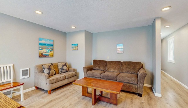 Dog Friendly Room with Kitchen Located Near the Beach and Downtown