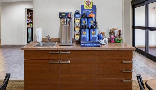 Dog-Friendly Room w/Kitchen Across From Adventureland Park