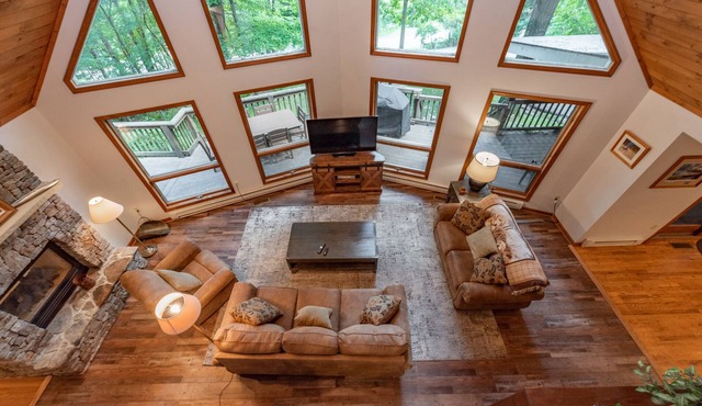 Dog Friendly Rustic Bliss w/Hot Tub & Fireplace