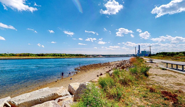 Dog-friendly Sagamore Beach cottage with a full kitchen, yard, & gas grill