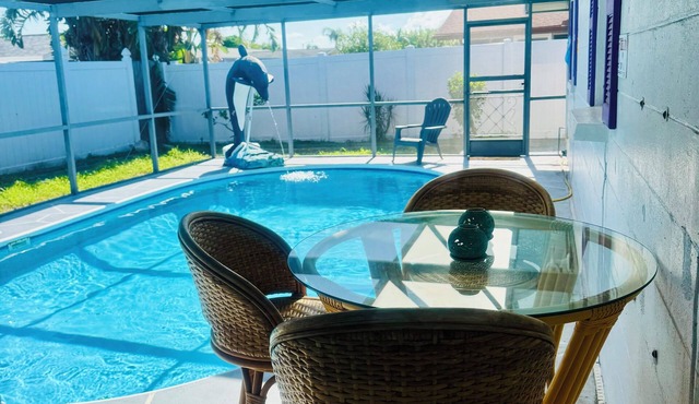 Dog Friendly, Salt Water Pool with a Lanai Family Villa. Nearby Beaches.