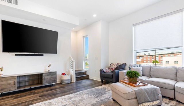 Dog-friendly San Pedro home with deck, outdoor kitchen, AC, & washer/dryer