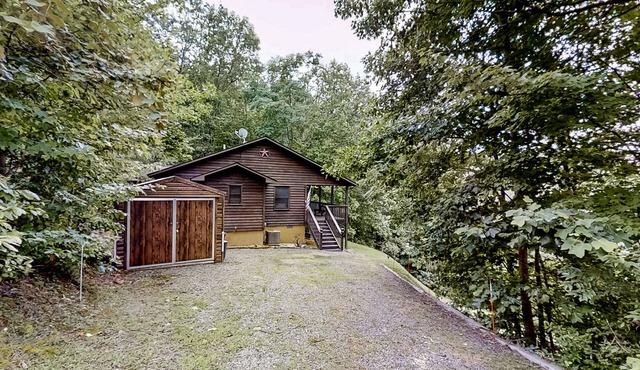 Dog-Friendly scenic cabin with amazing views, covered deck, firepit, & hot. tub