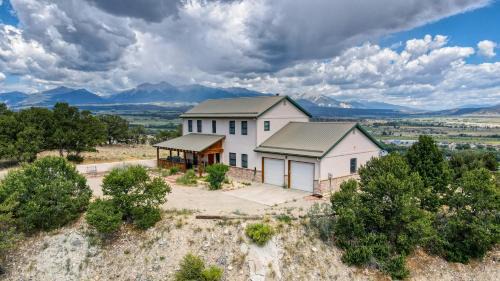 Dog Friendly Scenic Salida Getaway - Minutes to Mountain Bike Trails and downtown Salida