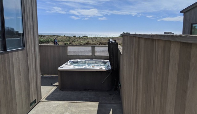 Dog friendly Sea Ranch getaway nestled in-between the ocean and golf course