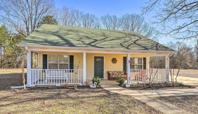 Dog-Friendly Senatobia Cottage w/Fishing Pond!