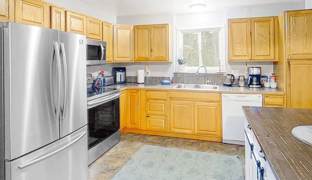 Dog-friendly serene mountain retreat with W/D on-site & nearby hiking trails