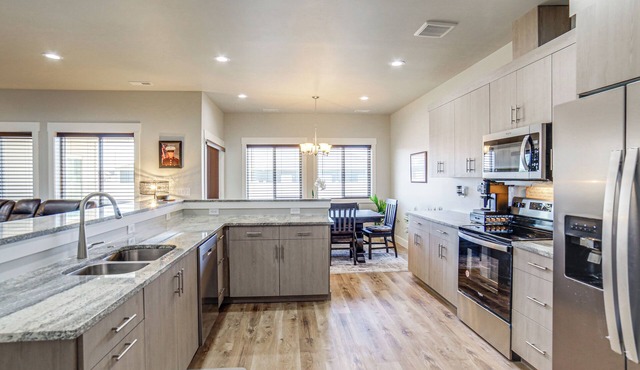 Dog-Friendly Shelley Townhome w/Private Hot Tub!