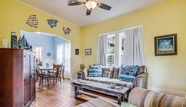 Dog-Friendly, Single Story Cottage with High-Speed WiFi and Central AC