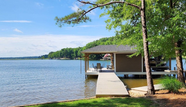 Dog friendly single-story home, Flat lot! Huge game room! 7 ft water depth!