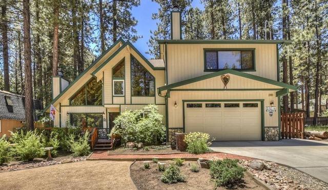 Dog-friendly ski haven with game room, BBQ, short walk to Snow Summit ski resort