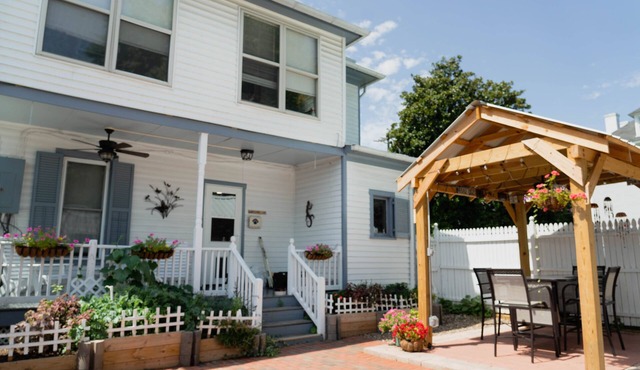 Dog-friendly small-town charm near mountains and wineries with 4 bedrooms