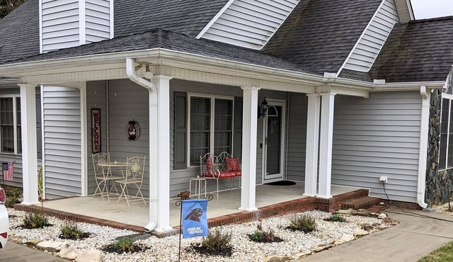 Dog Friendly, Small Town Charm, with Downtown area. Perfect for weekend getaway!