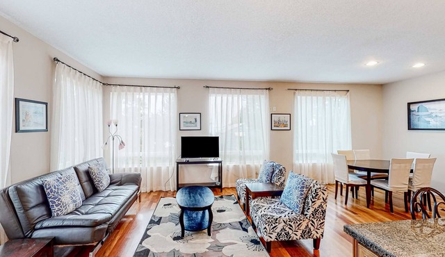 Dog-friendly sound-front cottage with fireplace, deck, lawn, beach access, & W/D