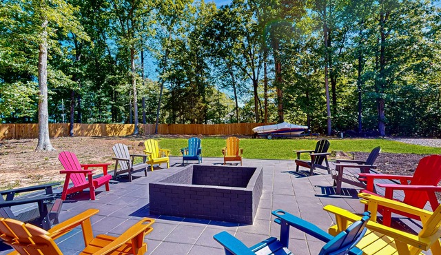 Dog-Friendly spacious house w/private pool, private pool table & ping pong table