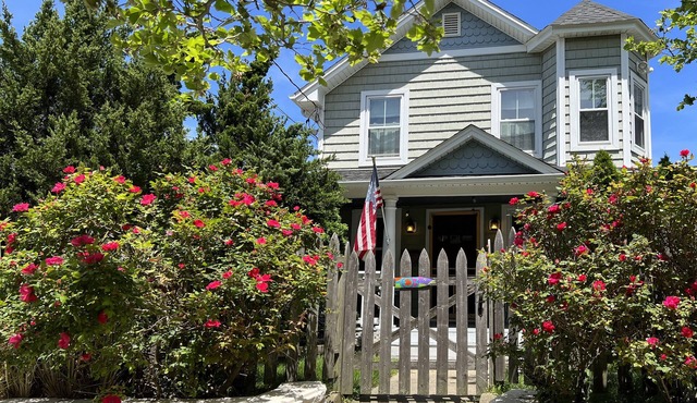 Dog friendly! Steps to the beach, boardwalk and town!