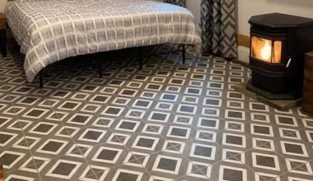 Dog Friendly Studio with large TV, King Bed. Close to Applegate Valley Wineries.