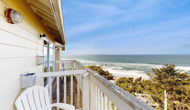 Dog-Friendly Studio with Ocean Views, WiFi - Short Walk to the Beach