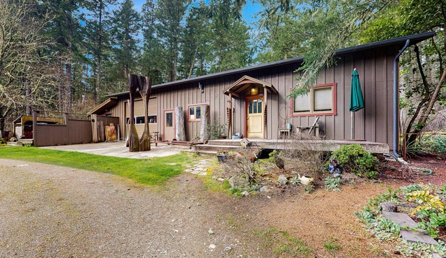 Dog-friendly studio w/kitchenette, WiFi, yard & fire pit