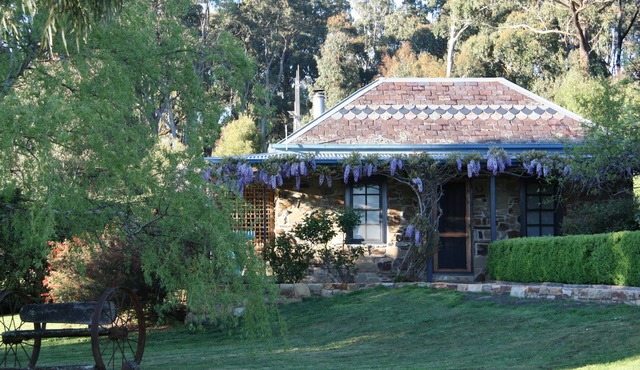 Dog-friendly studio close to Daylesford - The Stoney at Hollow Log Estate