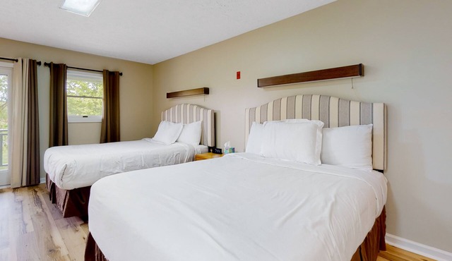 Dog-friendly studio with fitness room & game room - walk to the lake